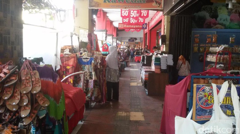 Setelah Libur Kemarin, PKL Malioboro Hari Ini Ramai-ramai Jualan Lagi Setelah Libur Kemarin, PKL Malioboro Hari Ini Ramai-ramai Jualan Lagi