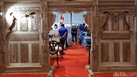 Salah satu produk dari mesin CNC yang ditampilkan di pameran ini adalah ukiran pintu masuk dari kayu yang bermotif nusantara. Ukiran yang memiliki tingkat kesulitan tinggi ini berhasil dibuat dalam waktu satu minggu saja dengan sistem kerja long shift 24 jam.