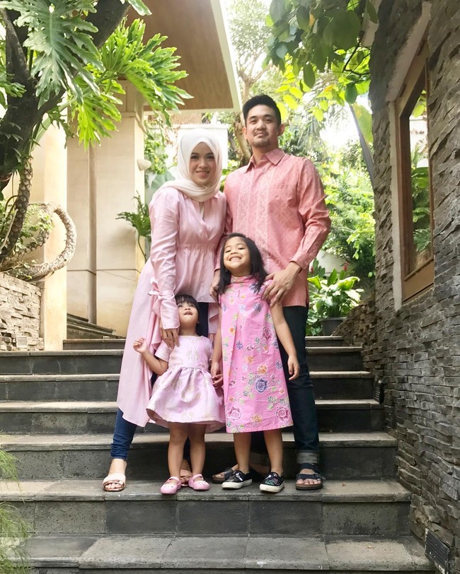 Aurora Kalista tampil feminin dengan pemakaian tunik warna merah muda dan celana denim yang fit. Lihat gaya hijabnya yang tetap setia dengan cara konvensional. Foto: Dok. Instagram @arurorakalista