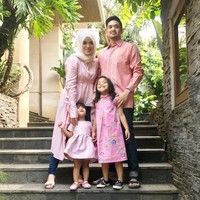 Aurora Kalista tampil feminin dengan pemakaian tunik warna merah muda dan celana denim yang fit. Lihat gaya hijabnya yang tetap setia dengan cara konvensional. Foto: Dok. Instagram @arurorakalista