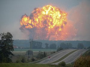 Mengerikan, Ledakan Besar Terjadi di Gudang Senjata di Ukraina