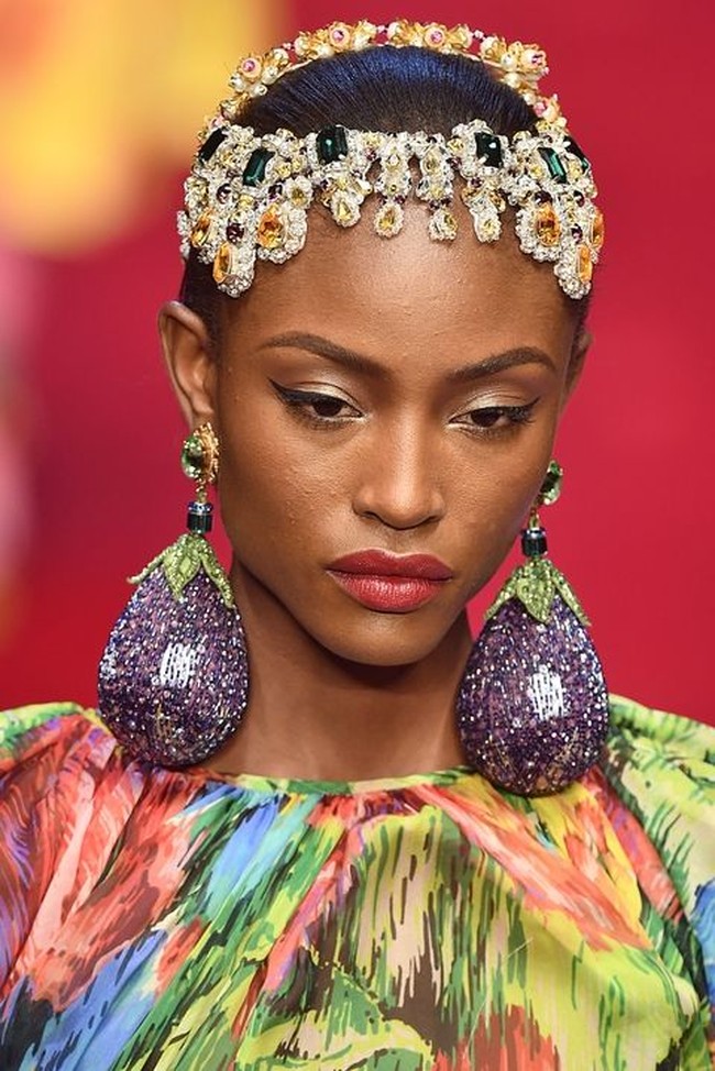 Dolce & Gabbana menampilkan berbagai makanan, entah sebagai print di kain ataupun aksesori. Salah satu yang mencuri perhatian adalah anting berbentuk terung besar. Foto: Dok. Elle