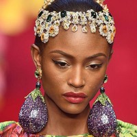 Dolce & Gabbana menampilkan berbagai makanan, entah sebagai print di kain ataupun aksesori. Salah satu yang mencuri perhatian adalah anting berbentuk terung besar. Foto: Dok. Elle