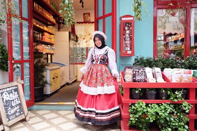 Aurora Kalista tetap mengkreasikan gaya hijab yang simpel walau pakai baju ala wanita Belanda. Lihat saja kerudung hitamnya disematkan secara sederhana. Foto: Dok. Instagram @arurorakalista