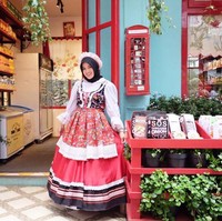 Aurora Kalista tetap mengkreasikan gaya hijab yang simpel walau pakai baju ala wanita Belanda. Lihat saja kerudung hitamnya disematkan secara sederhana. Foto: Dok. Instagram @arurorakalista