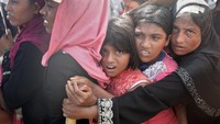 Mereka berpelukan satu sama lain agar tak terpisah (REUTERS/Cathal McNaughton)