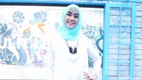 Ia terlihat cantik menawan dengan hijab biru dan busana putih-biru. Pool/Noel/detikFoto.