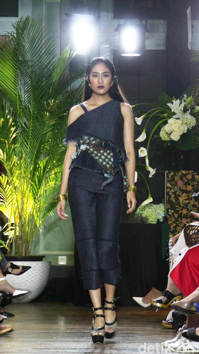 Koleksi Batik Kudus dari 11 Desainer Indonesia tergabung dalam Fashion First yang bertemakan Kembang Kudus diantaranya: Amelia Kartikasari, barli Asmara, Calla Atelier by Olivia Lazuardy dan krishandi Hartanto, Cezsz Homme, Day and Night by Yelle, Deden Siswanto, Dua Tandamata by Astrid dan Dini, Natalia Kiantoro, Noom nomi by Soetjipto Hoeijaja, Partick Owen dan Rinda Salmun. [Foto: Mohammad Abduh/Wolipop].