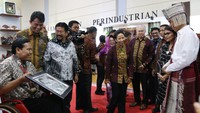 Di acara tersebut, Presiden Jokowi terlihat mengenakan pakaian adat lengkap Batak Toba Samosir. Dok. Astra.