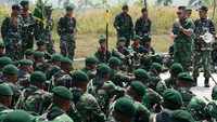 Kaskostrad Mayjen TNI Benny Susianto didampingi Asops Kaskostrad Kolonel Inf Irwan Subekti meninjau pasukan yang akan mengikuti upacara HUT ke-72 TNI. (Penkostrad).