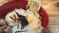 Mie instan dengan perpaduan kuah gurih disajikan dengan bakso, sawi dan telur. Rasanya makin gurih karena dipadu dengan irisan nori. Umami! Mau tiru racikan mie instan dari @ronybw_days ini? Foto: Instagram @ronybw_days