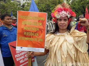 Kritik Harga Pangan, Lintang Demo ke Istana Pakai Kostum Palawija