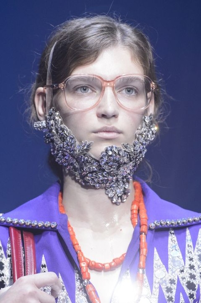 Di Gucci, headpiece dijadikan pemanis untuk dagu. Foto: Dok. Elle