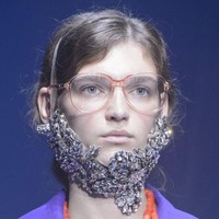 Di Gucci, headpiece dijadikan pemanis untuk dagu. Foto: Dok. Elle