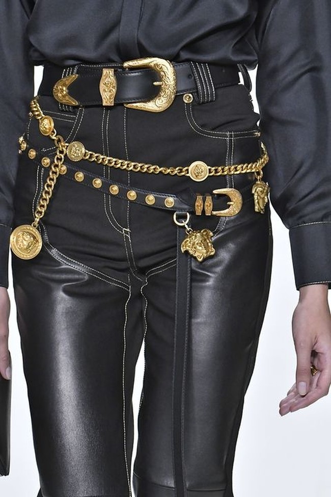 Pakai tiga belt dalam waktu bersamaan? Bukan masalah, seperti yang terlihat pada tren aksesori terbaru dari Versace. Foto: Dok. Elle