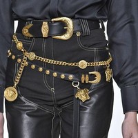 Pakai tiga belt dalam waktu bersamaan? Bukan masalah, seperti yang terlihat pada tren aksesori terbaru dari Versace. Foto: Dok. Elle