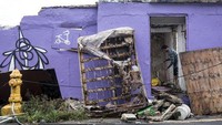 Musibah badai angin dan banjir yang terjadi juga membuat masyarakat terputus dari listrik hingga sinyal. Tampak masyarakat yang tengah mencari sinyal (Hector Retamal/AFP)