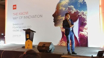 Xiaomi cepat berkembang di industri ponsel. Pada tahun 2013, mereka sudah menghasilkan pendapatan USD 5 miliar. Vendor ponsel asal Negeri Tirai Bambu ini kemudian mendapat julukan Applenya China. Sebutan itu diberikan lantaran perusahaan yang baru dibangun pada tahun 2010 itu memiliki basis pengguna loyal sepertinya halnya fanboy Apple serta beberapa produknya dulu dianggap mirip iPhone.Foto: Anggoro Suryo Jati/detikinet