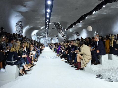 Unik, 80 Ribu Pecahan Cermin Hiasi Catwalk Dior di Paris Fashion Week