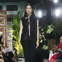 Koleksi Batik Kudus dari 11 Desainer Indonesia tergabung dalam Fashion First yang bertemakan Kembang Kudus diantaranya: Amelia Kartikasari, barli Asmara, Calla Atelier by Olivia Lazuardy dan krishandi Hartanto, Cezsz Homme, Day and Night by Yelle, Deden Siswanto, Dua Tandamata by Astrid dan Dini, Natalia Kiantoro, Noom nomi by Soetjipto Hoeijaja, Partick Owen dan Rinda Salmun. [Foto: Mohammad Abduh/Wolipop].
