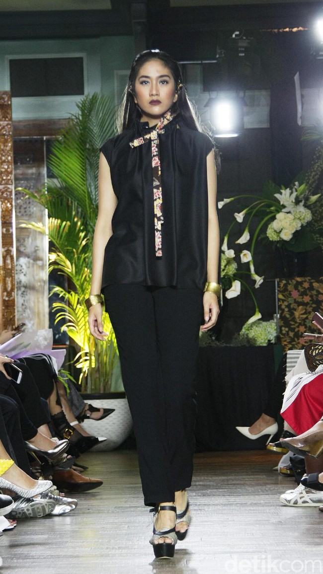 Koleksi Batik Kudus dari 11 Desainer Indonesia tergabung dalam Fashion First yang bertemakan Kembang Kudus diantaranya: Amelia Kartikasari, barli Asmara, Calla Atelier by Olivia Lazuardy dan krishandi Hartanto, Cezsz Homme, Day and Night by Yelle, Deden Siswanto, Dua Tandamata by Astrid dan Dini, Natalia Kiantoro, Noom nomi by Soetjipto Hoeijaja, Partick Owen dan Rinda Salmun. [Foto: Mohammad Abduh/Wolipop].