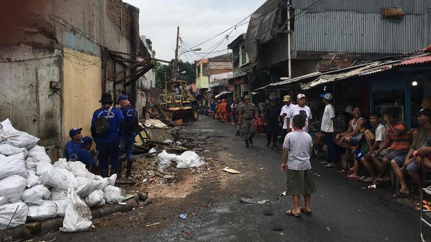 Bangunan tersebut menutup saluran air sepanjang kurang lebih 200 meter
