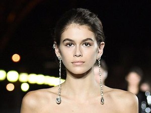 Kecantikan Putri Cindy Crawford Curi Perhatian di Paris Fashion Week