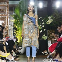 Koleksi Batik Kudus dari 11 Desainer Indonesia tergabung dalam Fashion First yang bertemakan Kembang Kudus diantaranya: Amelia Kartikasari, barli Asmara, Calla Atelier by Olivia Lazuardy dan krishandi Hartanto, Cezsz Homme, Day and Night by Yelle, Deden Siswanto, Dua Tandamata by Astrid dan Dini, Natalia Kiantoro, Noom nomi by Soetjipto Hoeijaja, Partick Owen dan Rinda Salmun. [Foto: Mohammad Abduh/Wolipop].