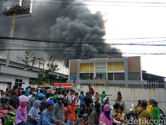 Gudang Mesin Pendingin di Sidoarjo Terbakar