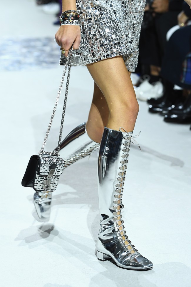 Milan Fashion Week meninggalkan berbagai kejutan lewat aksesori penuh gaya yang dipakai model di runway. Mulai dari koleksi headpiece Dolce & Gabbana yang terinspirasi makanan, juga anting besar ala Marni, inilah 10 aksesori unik dari Milan Fashion Week Spring 2018. Foto: Getty Images