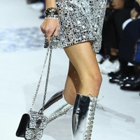 Milan Fashion Week meninggalkan berbagai kejutan lewat aksesori penuh gaya yang dipakai model di runway. Mulai dari koleksi headpiece Dolce & Gabbana yang terinspirasi makanan, juga anting besar ala Marni, inilah 10 aksesori unik dari Milan Fashion Week Spring 2018. Foto: Getty Images