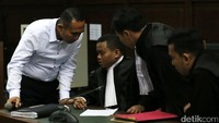 Samsu berkonsultasi dengan kuasa hukumnya terkait vonis ini.