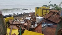 Reruntuhan rumah berwarna biru yang dahulu ceria. Kini tidak ada yang tersisa selain bekas reruntuhan (Alex Wroblewski/Getty Images)
