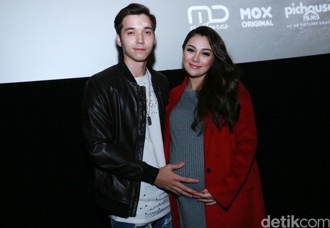 Saat mengisi program Kopi Viral hari ini, Celine Evangelista tak bisa menuntaskan lagu Menghitung Hari yang dia lantunkan. Celine Evangelista lagi-lagi menangis. Foto: Palevi S/detikHOT