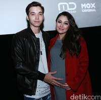 Saat mengisi program Kopi Viral hari ini, Celine Evangelista tak bisa menuntaskan lagu Menghitung Hari yang dia lantunkan. Celine Evangelista lagi-lagi menangis. Foto: Palevi S/detikHOT