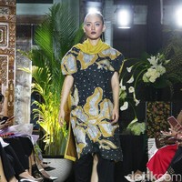 Koleksi Batik Kudus dari 11 Desainer Indonesia tergabung dalam Fashion First yang bertemakan Kembang Kudus diantaranya: Amelia Kartikasari, barli Asmara, Calla Atelier by Olivia Lazuardy dan krishandi Hartanto, Cezsz Homme, Day and Night by Yelle, Deden Siswanto, Dua Tandamata by Astrid dan Dini, Natalia Kiantoro, Noom nomi by Soetjipto Hoeijaja, Partick Owen dan Rinda Salmun. [Foto: Mohammad Abduh/Wolipop].
