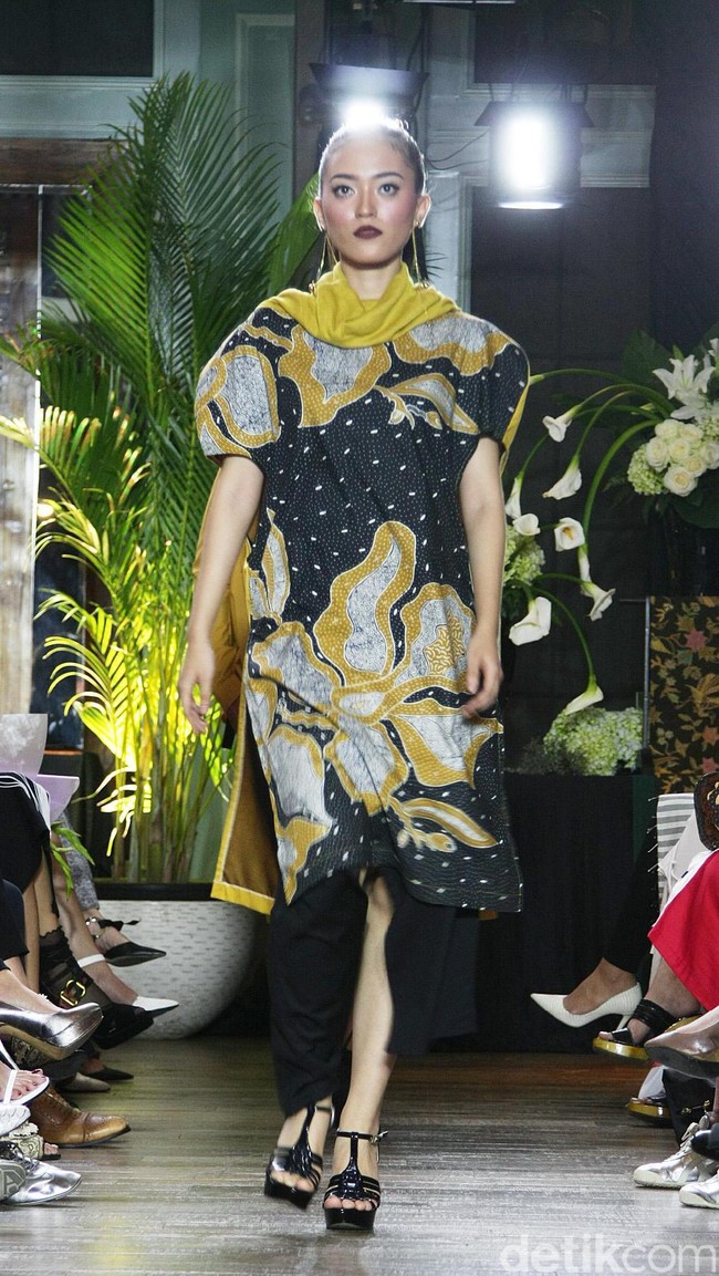 Koleksi Batik Kudus dari 11 Desainer Indonesia tergabung dalam Fashion First yang bertemakan Kembang Kudus diantaranya: Amelia Kartikasari, barli Asmara, Calla Atelier by Olivia Lazuardy dan krishandi Hartanto, Cezsz Homme, Day and Night by Yelle, Deden Siswanto, Dua Tandamata by Astrid dan Dini, Natalia Kiantoro, Noom nomi by Soetjipto Hoeijaja, Partick Owen dan Rinda Salmun. [Foto: Mohammad Abduh/Wolipop].