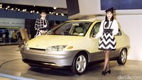 Proyek mobil Prius sebenarnya dimulai tahun 1993, di internal Toyota saat itu tengah terjadi perdebatan hangat mengenai mobil untuk abad ke-21. Project General Manager Takeshi Uchiyamada yang sekarang menjadi salah satu pimpinan Toyota berada di belakang pembuatan Prius, mobil yang memiliki konsumsi bahan bakar irit. Musim panas tahun 1994, mobil konsep G21 disetujui namun baru diperlihatkan ke publik di Tokyo Motor Show tahun 1995. Foto: Toyota