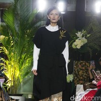 Koleksi Batik Kudus dari 11 Desainer Indonesia tergabung dalam Fashion First yang bertemakan Kembang Kudus diantaranya: Amelia Kartikasari, barli Asmara, Calla Atelier by Olivia Lazuardy dan krishandi Hartanto, Cezsz Homme, Day and Night by Yelle, Deden Siswanto, Dua Tandamata by Astrid dan Dini, Natalia Kiantoro, Noom nomi by Soetjipto Hoeijaja, Partick Owen dan Rinda Salmun. [Foto: Mohammad Abduh/Wolipop].