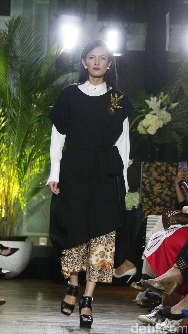 Koleksi Batik Kudus dari 11 Desainer Indonesia tergabung dalam Fashion First yang bertemakan Kembang Kudus diantaranya: Amelia Kartikasari, barli Asmara, Calla Atelier by Olivia Lazuardy dan krishandi Hartanto, Cezsz Homme, Day and Night by Yelle, Deden Siswanto, Dua Tandamata by Astrid dan Dini, Natalia Kiantoro, Noom nomi by Soetjipto Hoeijaja, Partick Owen dan Rinda Salmun. [Foto: Mohammad Abduh/Wolipop].