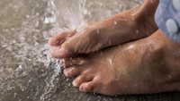 Saat hujan turun, jalanan akan becek dan dipenuhi lumpur. Sehingga, selanjutnya Anda harus mencuci kaki dengan menggosoknya menggunakan sikat lembut guna menghindari tumbuhnya jamur. (Foto: Thinkstock)