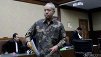 Sugito dan Jarot didakwa melanggar Pasal 5 ayat 1 huruf a atau b atau Pasal 13 undang-undang nomor 31 tahun 1999 sebagaimana telah diubah undang-undang nomor 30 tahun 2001 tentang Pemberantasan Tindak Pindana Korupsi juncto Pasal 64 juncto Pasal 55 ayat 1 ke-1 KUHP.