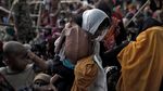 Potret Memprihatinkan Pengungsi Rohingya Saat Antre Bantuan