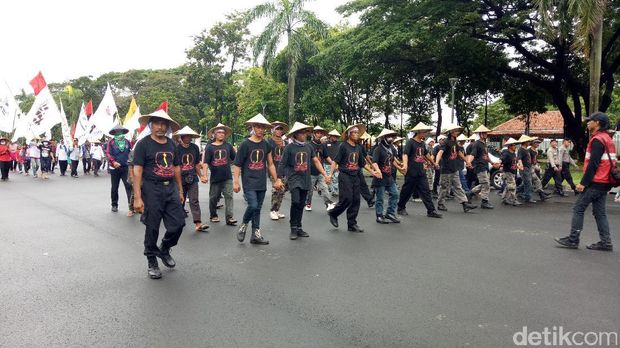 Kisah Petani Indramayu Ikut Demo karena Lahan Berkurang