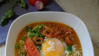 Haduh tampilannya sangat menggoda. @oniedaulat membuat mie instan rebus dengan paduan irisan daun bawang, tomat, telur setengah matang dan cabai rawit yang pedas. Taburan bawang gorengnya menambah lezat sajian mie ini! Foto: Instagram @oniedaulat.