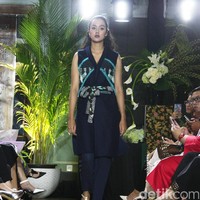 Koleksi Batik Kudus dari 11 Desainer Indonesia tergabung dalam Fashion First yang bertemakan Kembang Kudus diantaranya: Amelia Kartikasari, barli Asmara, Calla Atelier by Olivia Lazuardy dan krishandi Hartanto, Cezsz Homme, Day and Night by Yelle, Deden Siswanto, Dua Tandamata by Astrid dan Dini, Natalia Kiantoro, Noom nomi by Soetjipto Hoeijaja, Partick Owen dan Rinda Salmun. [Foto: Mohammad Abduh/Wolipop].
