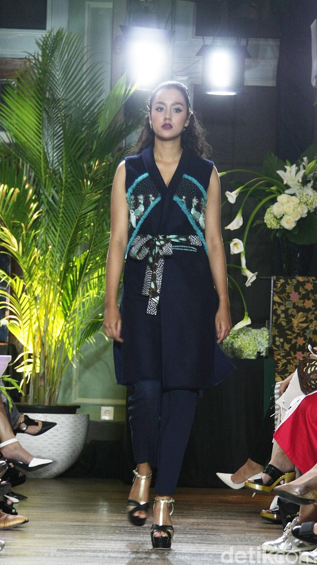 Koleksi Batik Kudus dari 11 Desainer Indonesia tergabung dalam Fashion First yang bertemakan Kembang Kudus diantaranya: Amelia Kartikasari, barli Asmara, Calla Atelier by Olivia Lazuardy dan krishandi Hartanto, Cezsz Homme, Day and Night by Yelle, Deden Siswanto, Dua Tandamata by Astrid dan Dini, Natalia Kiantoro, Noom nomi by Soetjipto Hoeijaja, Partick Owen dan Rinda Salmun. [Foto: Mohammad Abduh/Wolipop].