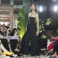 Koleksi Batik Kudus dari 11 Desainer Indonesia tergabung dalam Fashion First yang bertemakan Kembang Kudus diantaranya: Amelia Kartikasari, barli Asmara, Calla Atelier by Olivia Lazuardy dan krishandi Hartanto, Cezsz Homme, Day and Night by Yelle, Deden Siswanto, Dua Tandamata by Astrid dan Dini, Natalia Kiantoro, Noom nomi by Soetjipto Hoeijaja, Partick Owen dan Rinda Salmun. [Foto: Mohammad Abduh/Wolipop].