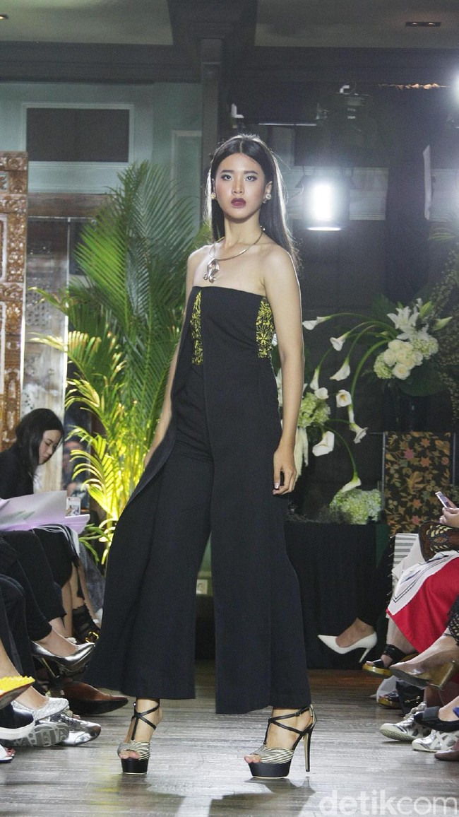 Koleksi Batik Kudus dari 11 Desainer Indonesia tergabung dalam Fashion First yang bertemakan Kembang Kudus diantaranya: Amelia Kartikasari, barli Asmara, Calla Atelier by Olivia Lazuardy dan krishandi Hartanto, Cezsz Homme, Day and Night by Yelle, Deden Siswanto, Dua Tandamata by Astrid dan Dini, Natalia Kiantoro, Noom nomi by Soetjipto Hoeijaja, Partick Owen dan Rinda Salmun. [Foto: Mohammad Abduh/Wolipop].