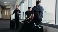 Para pramugara ini sedang berbincang sesaat sebelum penerbangan (Molly Choma Photography/CNN)